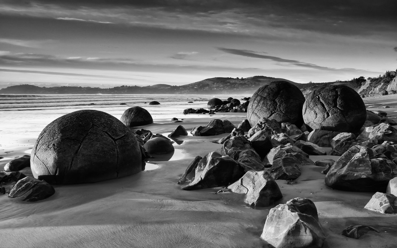 Обои камни, берег, черно-белая, круглые, stones, shore, black and white, round разрешение 2560x1600 Загрузить