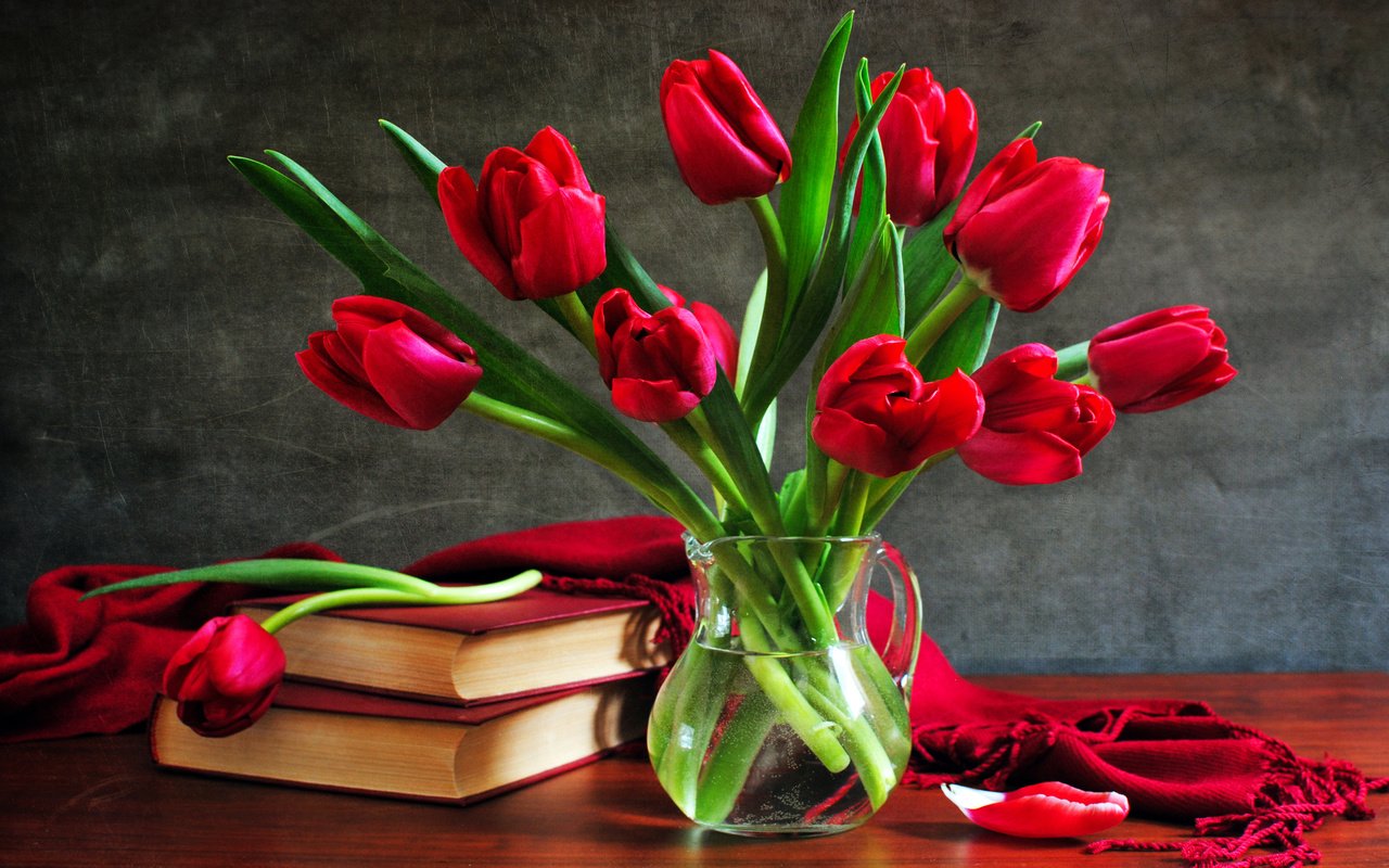 Обои ваза, цветы, накидка, бутоны, лепестки, книги, стол, лепесток, букет, тюльпаны, vase, flowers, cape, buds, petals, books, table, petal, bouquet, tulips разрешение 2560x1600 Загрузить
