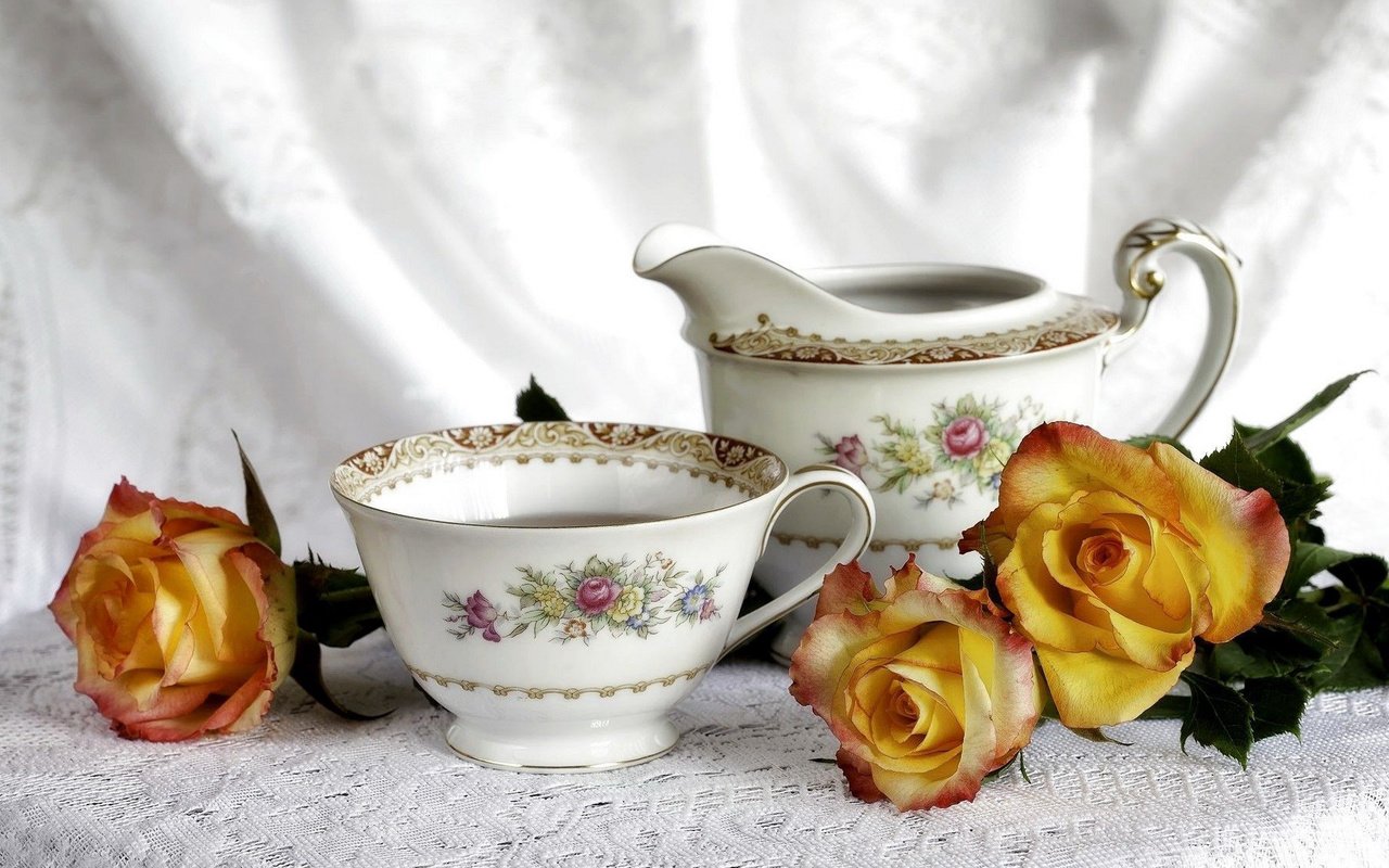 Обои розы, роза, кружка, чашка, чай, натюрморт, скатерть, roses, rose, mug, cup, tea, still life, tablecloth разрешение 1920x1200 Загрузить