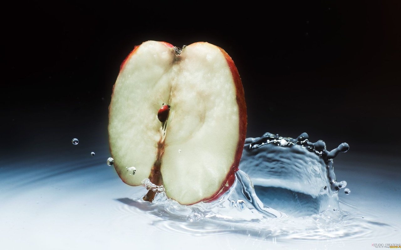 Обои вода, капли, фрукты, брызги, яблоко, половинка, water, drops, fruit, squirt, apple, half разрешение 2000x1125 Загрузить