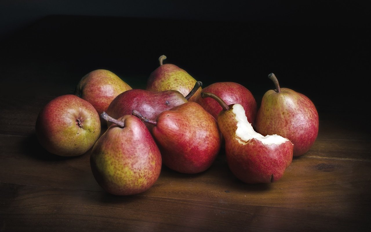 Обои фон, фрукты, огрызок, груши, background, fruit, stub, pear разрешение 1959x1297 Загрузить