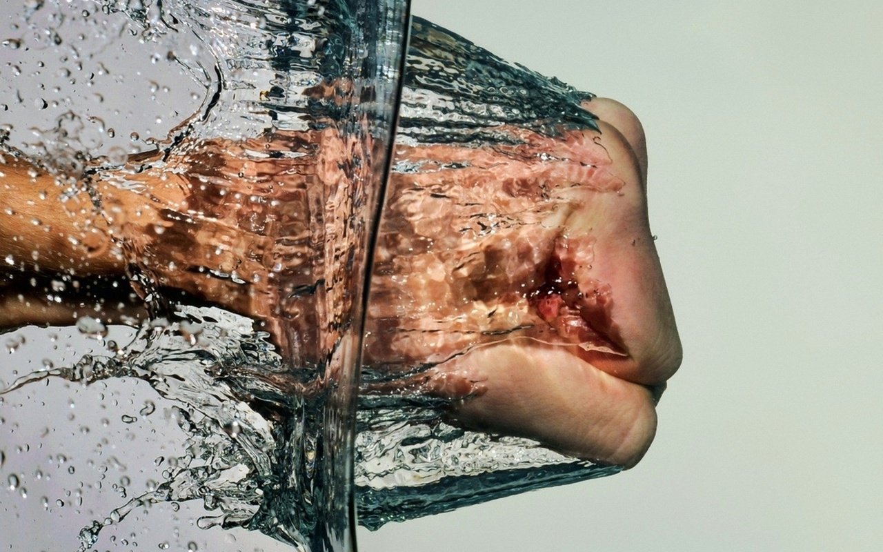 Обои фотография кулака ударяющего в воду., picture of a fist striking into the water. разрешение 2357x1768 Загрузить