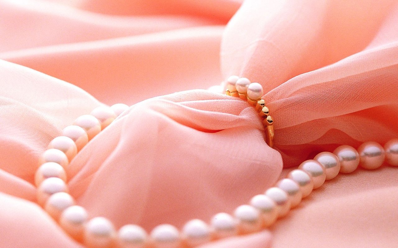 Обои ткань, розовый, бусы, жемчуг, бусины, fabric, pink, beads, pearl разрешение 1920x1520 Загрузить