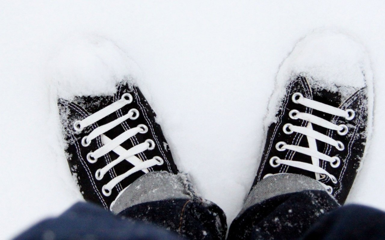 Обои шнурки, парень, снегу, кеды, кедах, джинсы, снеге, ноги, обувь, в, стоит, на, laces, guy, the snow, sneakers, jeans, feet, shoes, in, is, on разрешение 2714x1085 Загрузить
