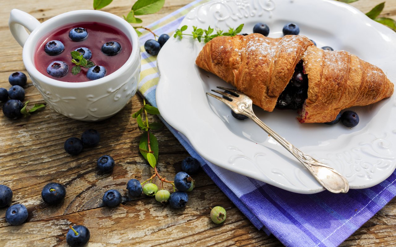 Обои ягоды, черника, выпечка, круассан, berries, blueberries, cakes, croissant разрешение 5760x3840 Загрузить