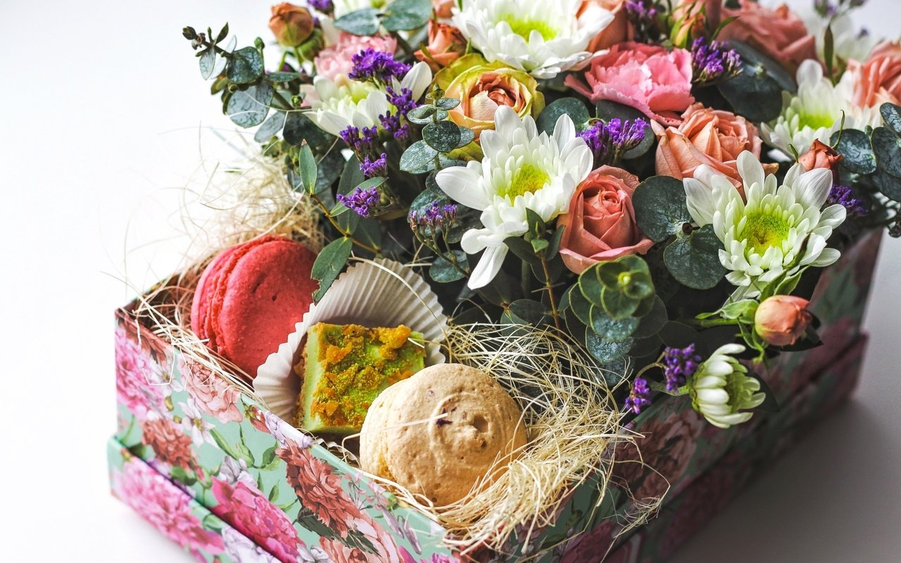Обои розы, букет, подарок, хризантемы, пирожные, композиция, roses, bouquet, gift, chrysanthemum, cakes, composition разрешение 1920x1243 Загрузить