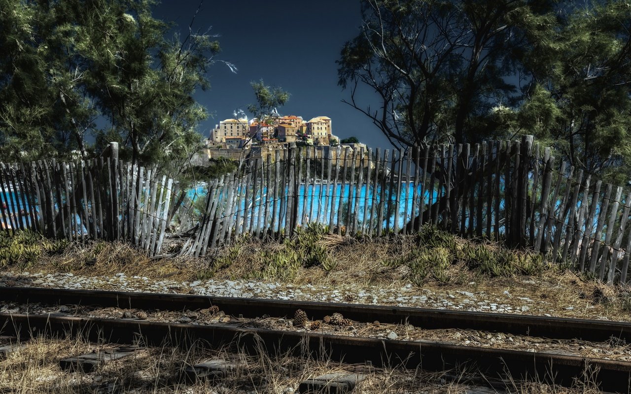 Обои железная дорога, город, забор, франци, корсика, calvi, railroad, the city, the fence, france, corsica разрешение 2560x1707 Загрузить