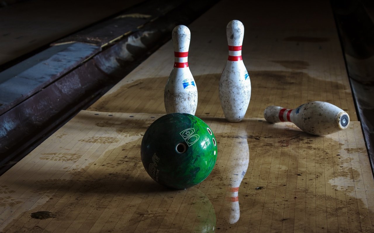 Обои отражение, шар, спорт, боулинг, кегли, reflection, ball, sport, bowling, skittles разрешение 1920x1280 Загрузить