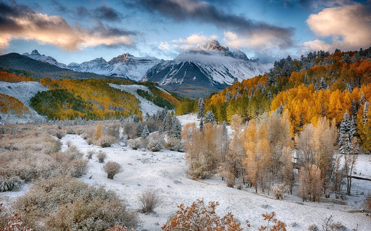 Обои деревья, горы, снег, лес, осень, долина, trees, mountains, snow, forest, autumn, valley разрешение 1920x1280 Загрузить