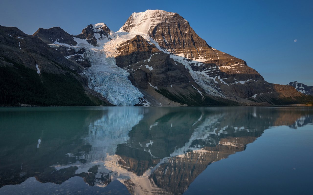 Обои вода, озеро, горы, скалы, снег, отражение, канада, mount robson provincial park, berg lake, water, lake, mountains, rocks, snow, reflection, canada разрешение 3840x2160 Загрузить