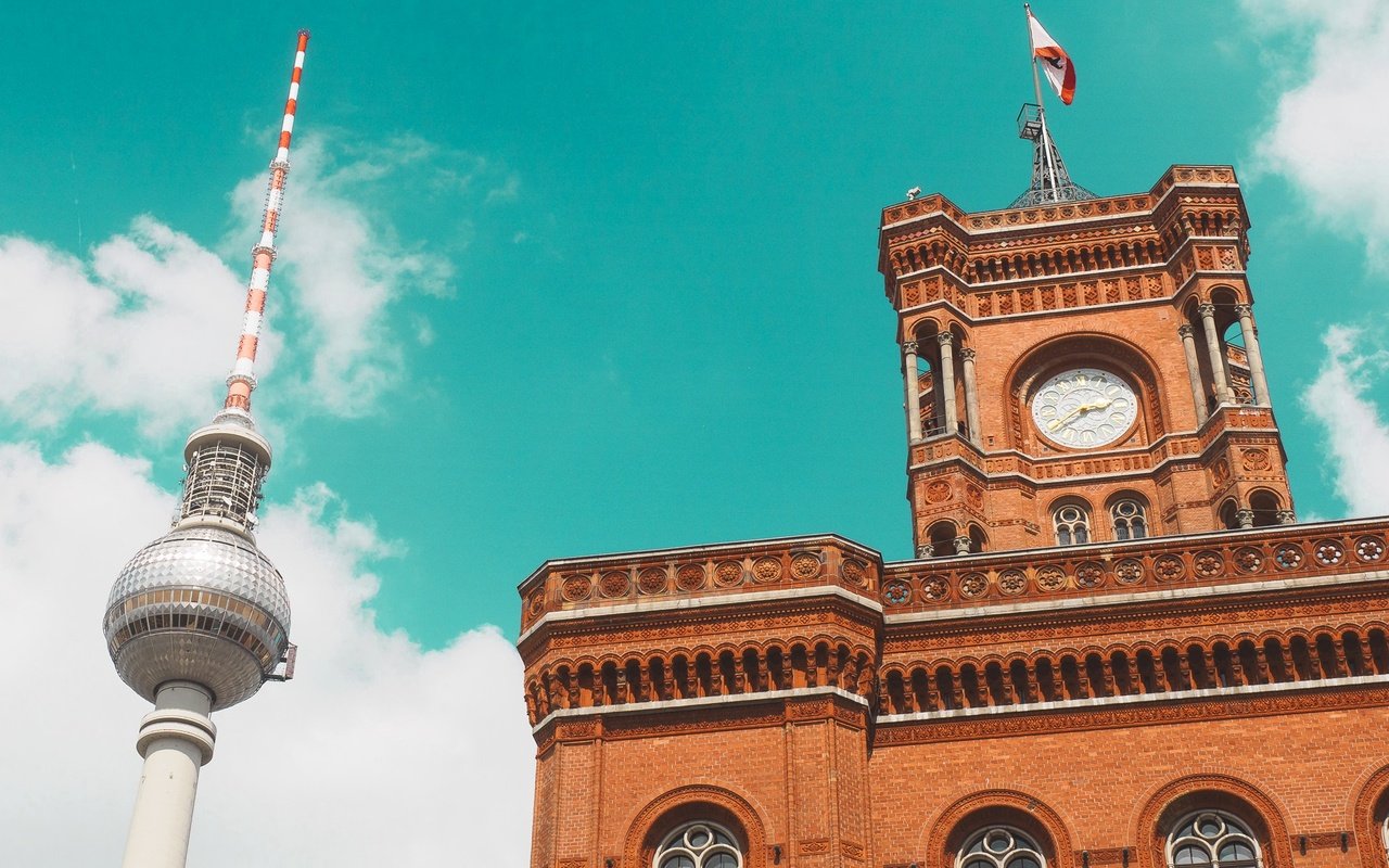 Обои небо, облака, башня, германия, берлин, ратуша, the sky, clouds, tower, germany, berlin, town hall разрешение 2048x1352 Загрузить