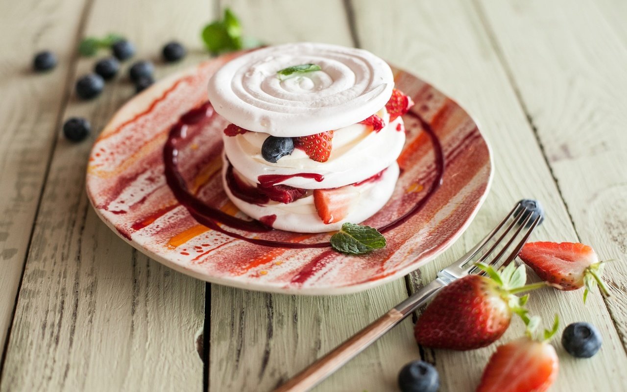 Обои мороженое, клубника, ягоды, черника, десерт, ice cream, strawberry, berries, blueberries, dessert разрешение 2048x1339 Загрузить