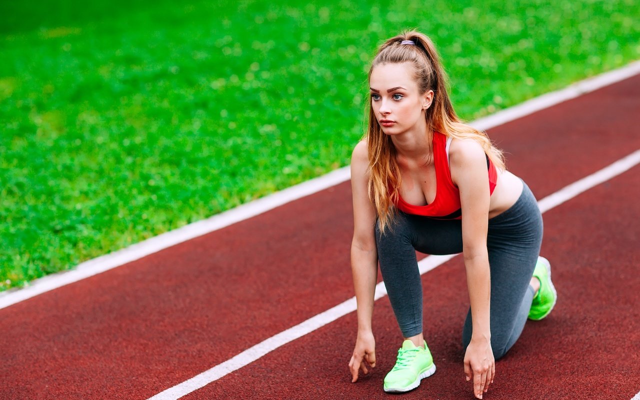 Обои девушка, поза, старт, беговая дорожка, спортсменка, girl, pose, start, treadmill, athlete разрешение 4868x3308 Загрузить