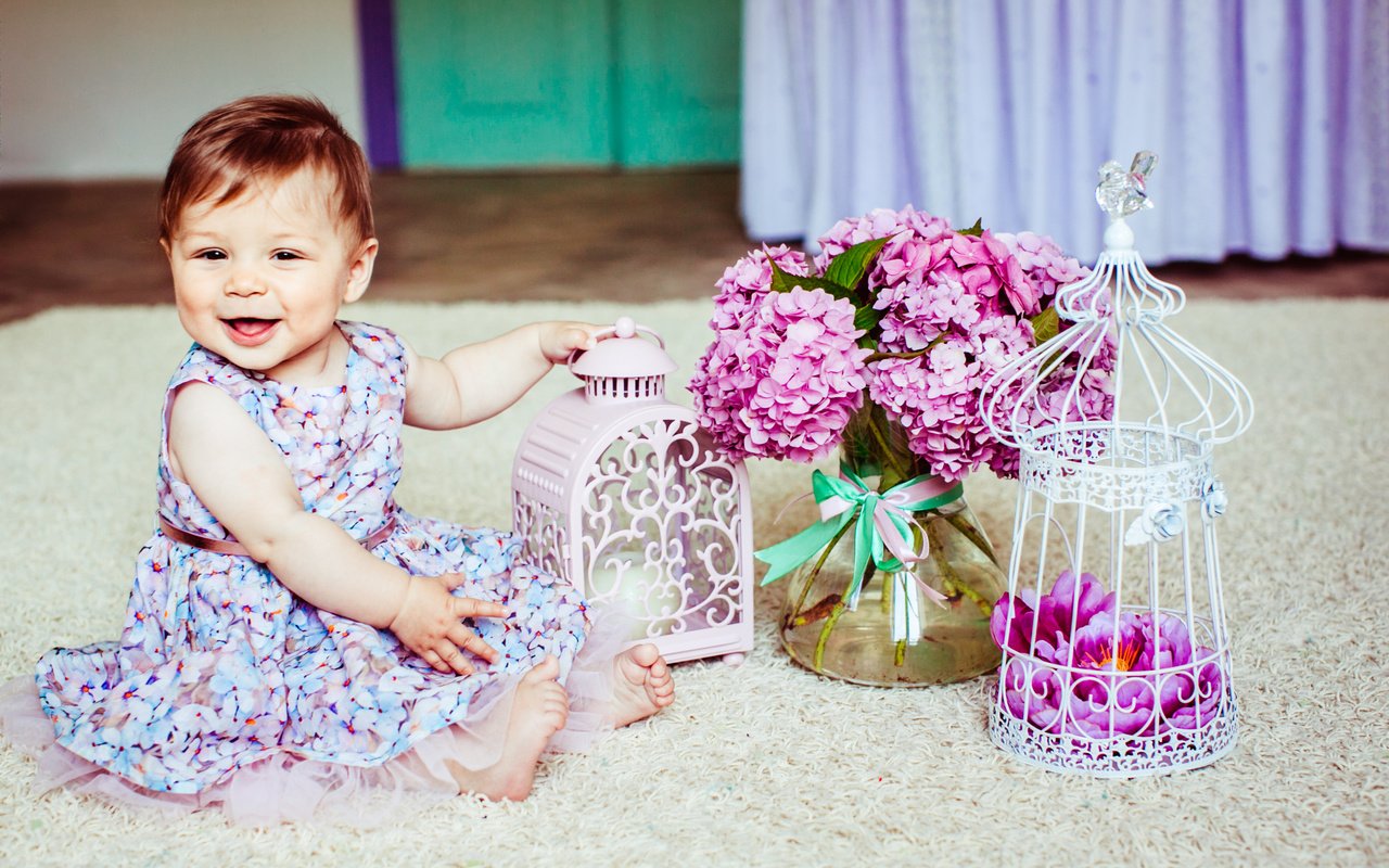 Обои цветы, платье, улыбка, девочка, малышка, flowers, dress, smile, girl, baby разрешение 3798x2532 Загрузить