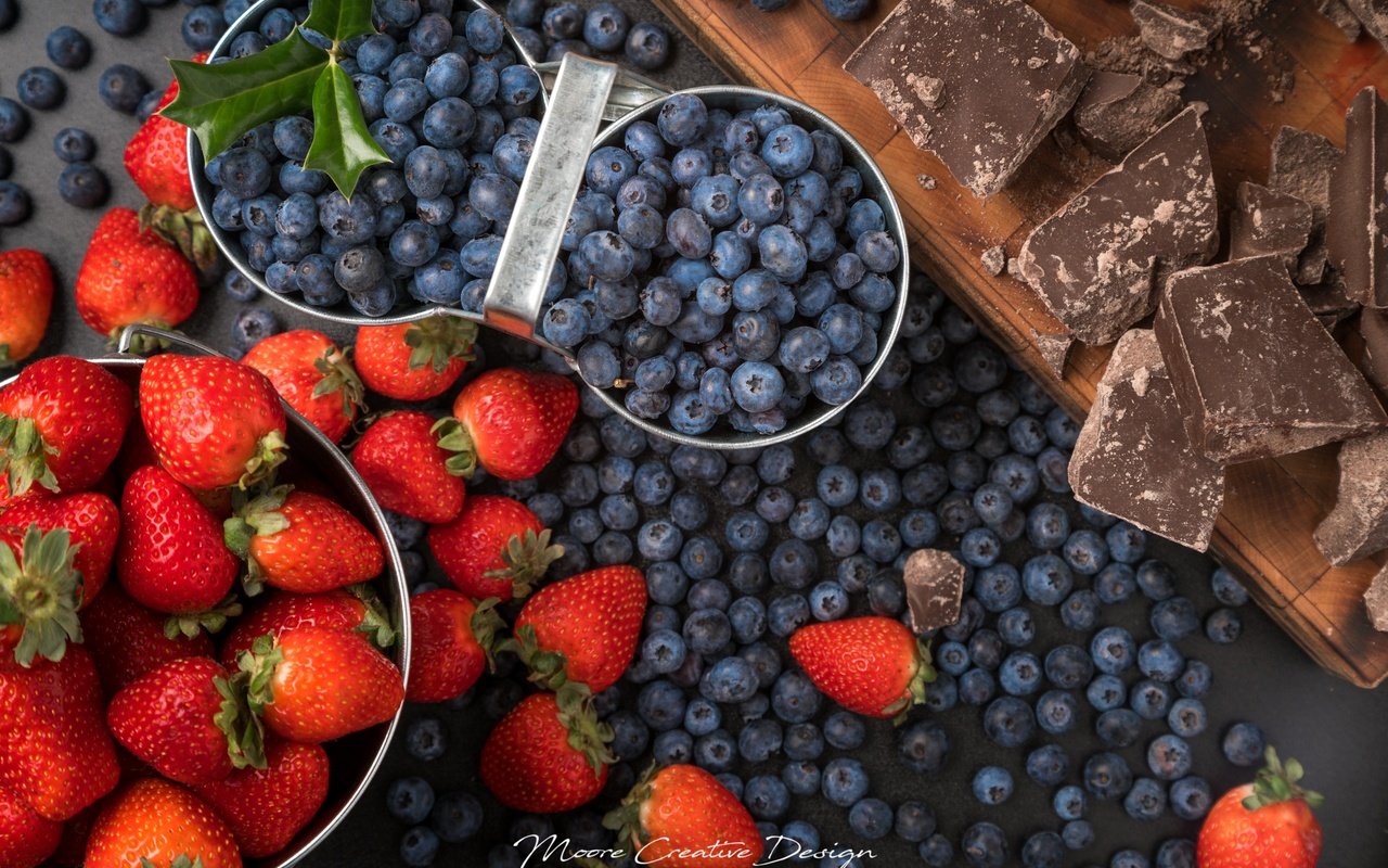 Обои клубника, ягоды, черника, шоколад, strawberry, berries, blueberries, chocolate разрешение 2500x1668 Загрузить