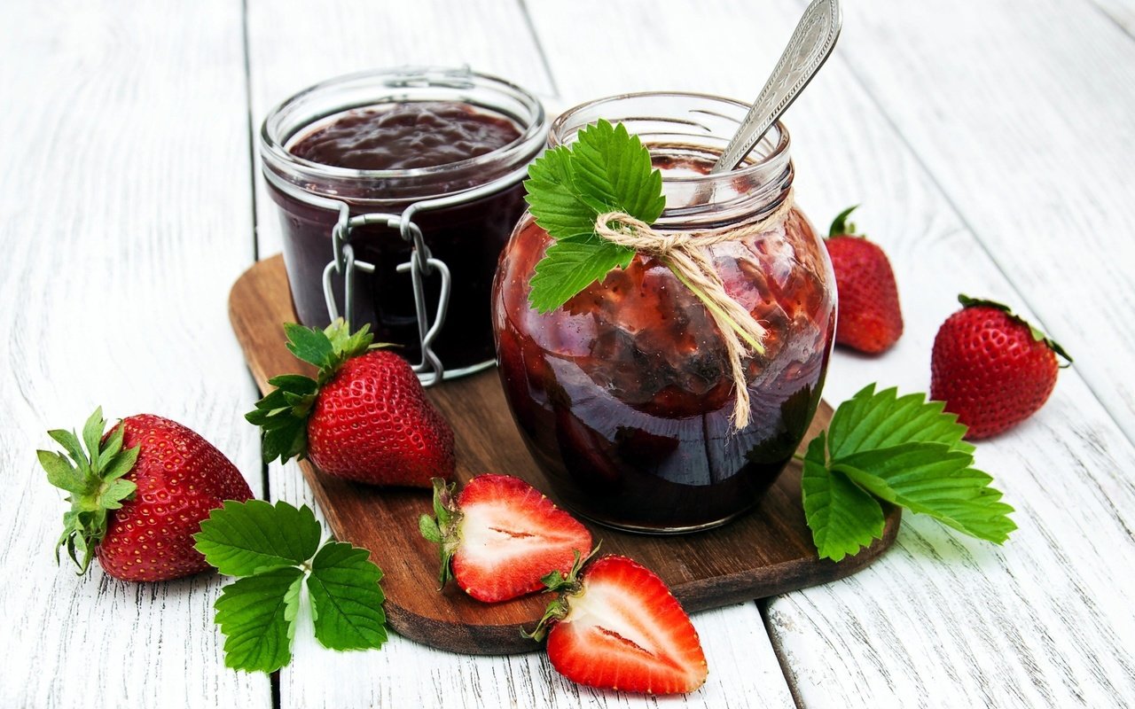 Обои клубника, ягоды, варенье, клубничное, баночки, olena rudo, strawberry, berries, jam, jars разрешение 2560x1818 Загрузить