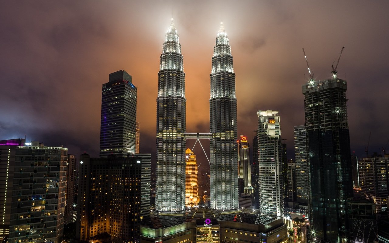 Обои ночь, город, башни, малайзия, куала-лумпур, night, the city, tower, malaysia, kuala lumpur разрешение 1920x1080 Загрузить