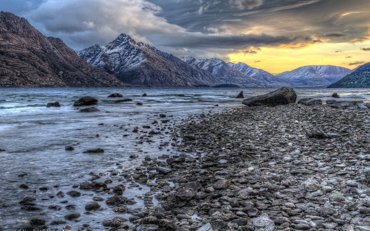 Обои озеро, горы, камни, берег, закат, пейзаж, lake, mountains, stones, shore, sunset, landscape разрешение 1920x1080 Загрузить