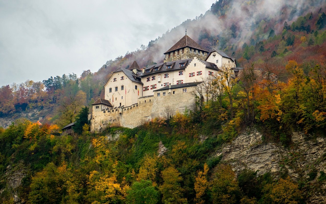 Обои лес, замок, осень, архитектура, холм, forest, castle, autumn, architecture, hill разрешение 3840x2160 Загрузить