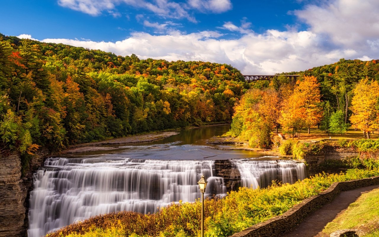 Обои небо, осень, облака, сша, деревья, речка, солнце, letchworth state park, лес, парк, мост, водопад, the sky, autumn, clouds, usa, trees, river, the sun, forest, park, bridge, waterfall разрешение 2048x1280 Загрузить