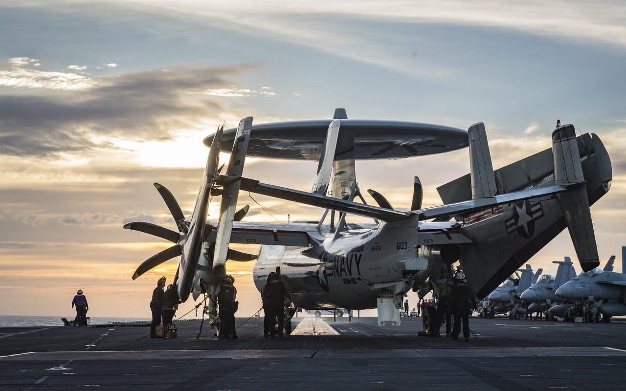 Обои e-2c hawkeye, палубный, дальнего, радиолокационного обнаружения, deck разрешение 2048x1152 Загрузить