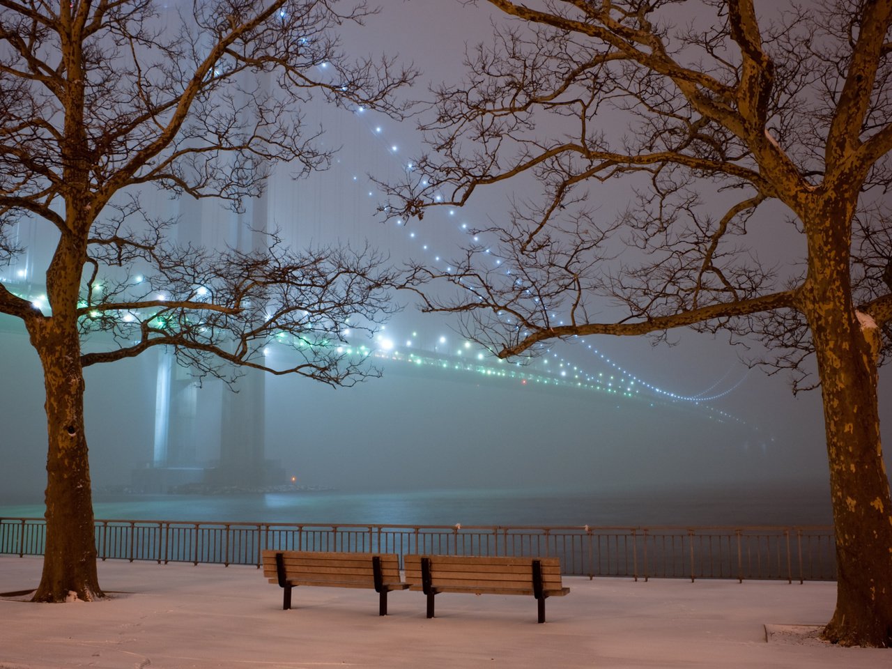 Обои деревья, огни, вечер, снег, парк, туман, мост, скамейки, trees, lights, the evening, snow, park, fog, bridge, benches разрешение 1920x1200 Загрузить