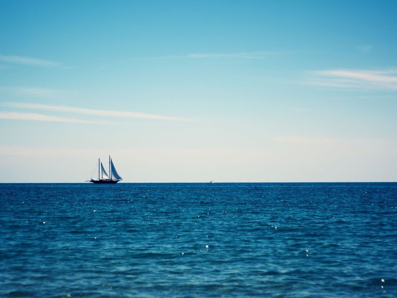 Обои небо, море, горизонт, лето, яхта, голубое, the sky, sea, horizon, summer, yacht, blue разрешение 1920x1200 Загрузить