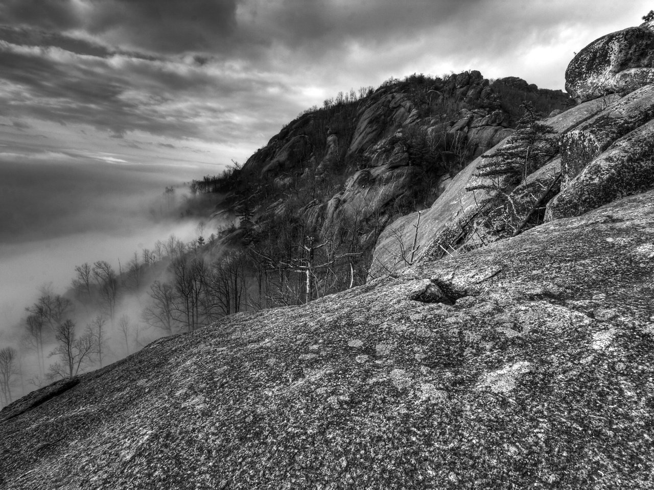 Обои облака, горы, туман, черно-белая, old rag, вирджиния, clouds, mountains, fog, black and white, va разрешение 2560x1600 Загрузить