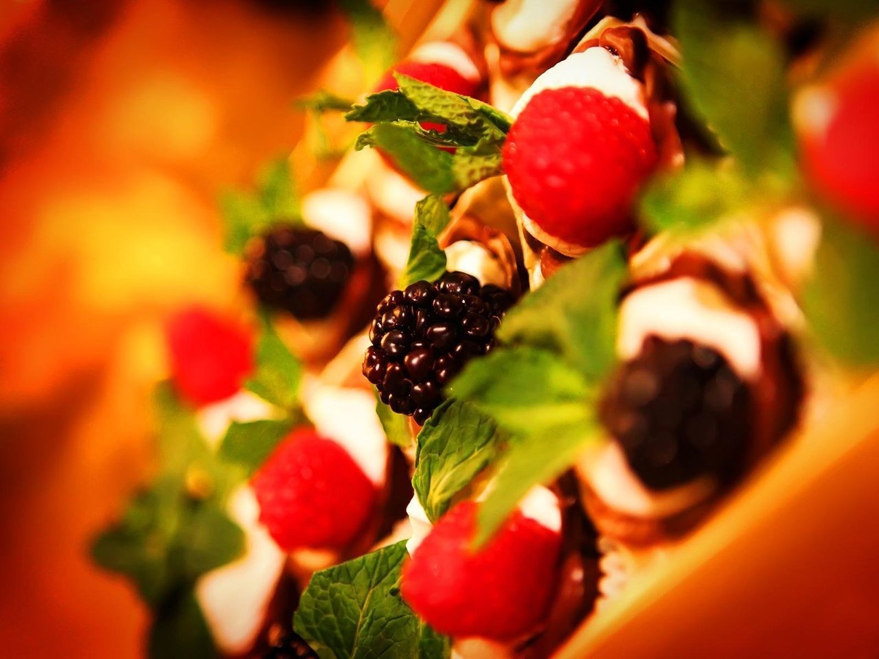 Обои мята, малина, ягоды, десерт, ежевика, тарталетки, mint, raspberry, berries, dessert, blackberry, tartlets разрешение 1920x1200 Загрузить