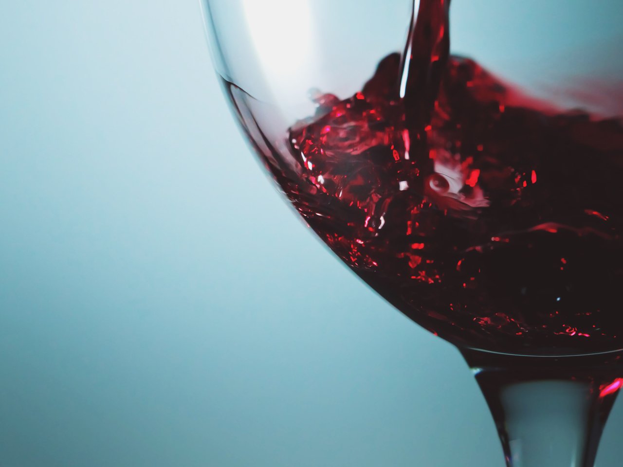 Обои голубой, бокал, вино, вино красное, blue, glass, wine, wine red разрешение 2560x1600 Загрузить