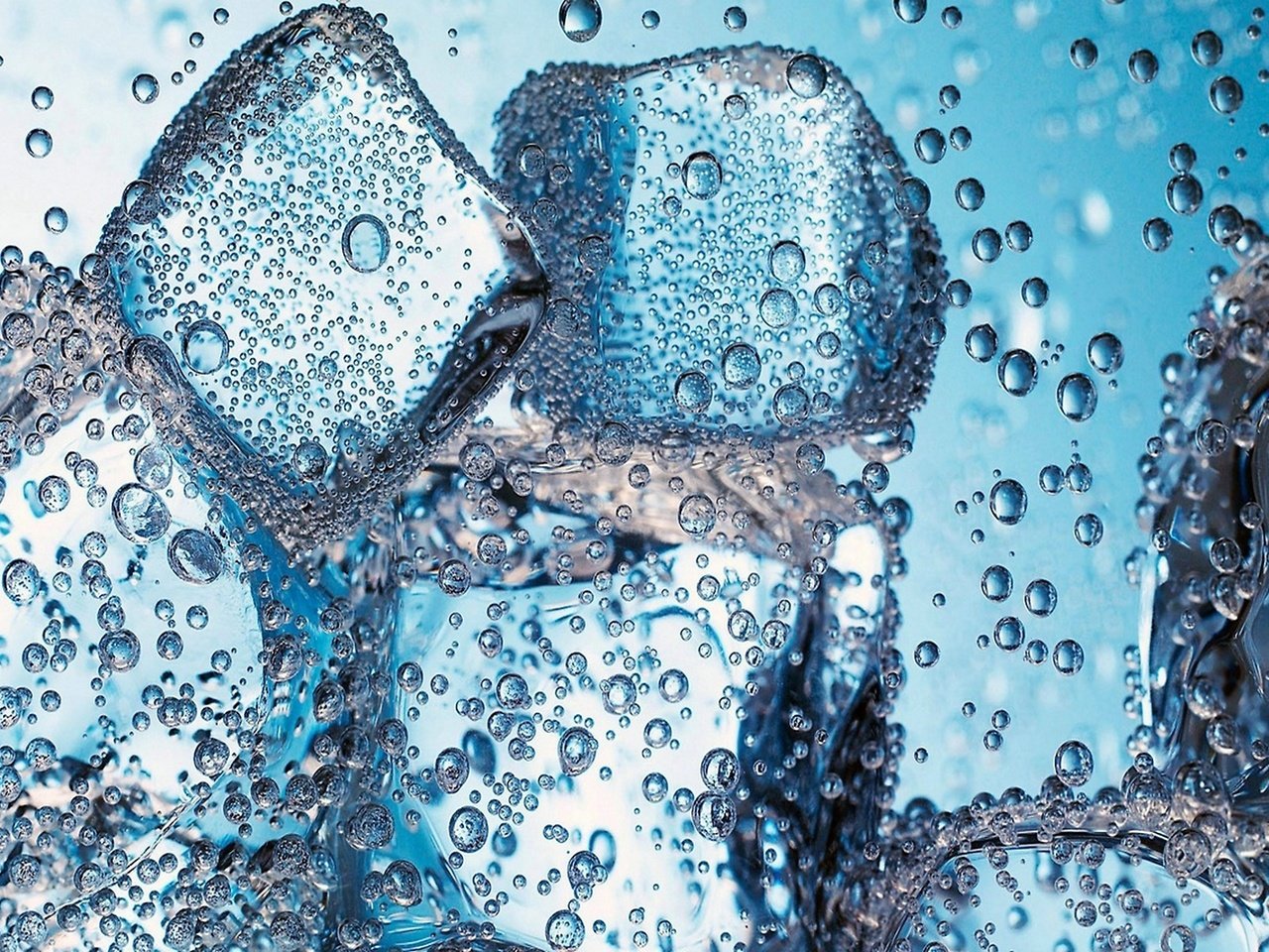 Обои кубики льда в воде, ice cubes in water разрешение 2560x1600 Загрузить