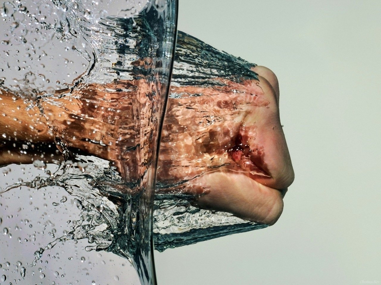 Обои фотография кулака ударяющего в воду., picture of a fist striking into the water. разрешение 2357x1768 Загрузить