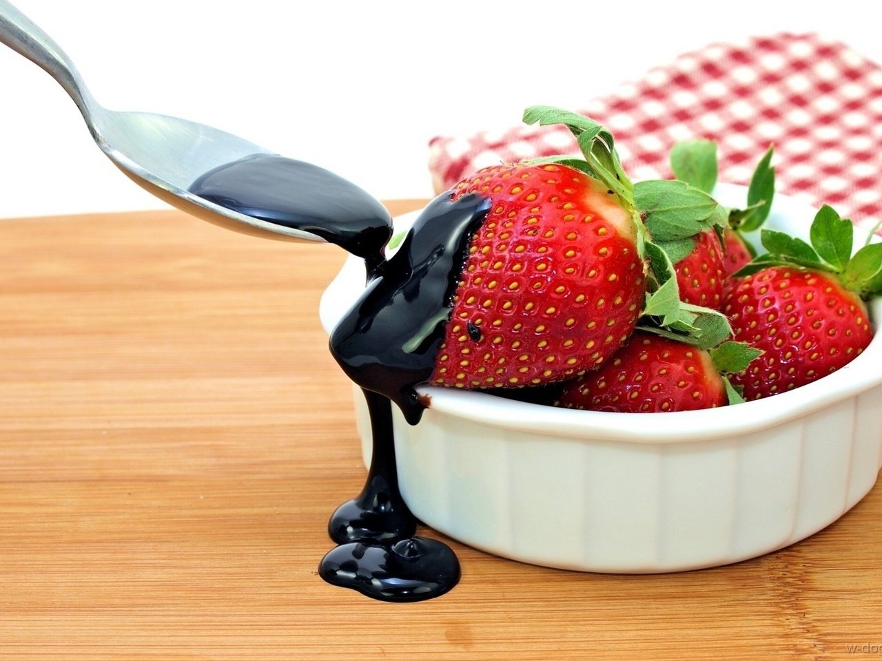 Обои клубника, ягоды, шоколад, десерт, ложка, strawberry, berries, chocolate, dessert, spoon разрешение 1920x1317 Загрузить