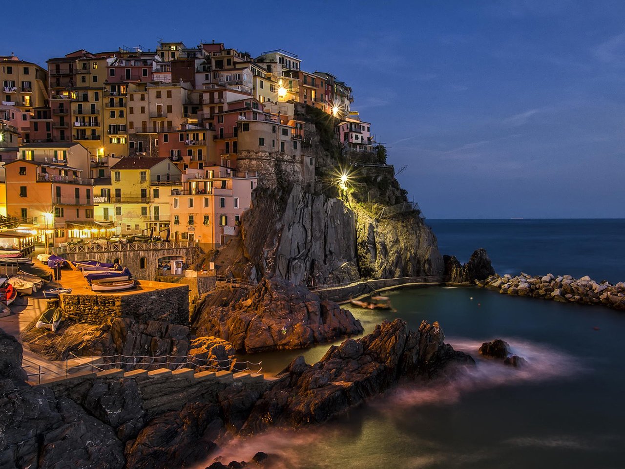 Обои ночь, огни, город, побережье, италия, манарола, night, lights, the city, coast, italy, manarola разрешение 1920x1200 Загрузить