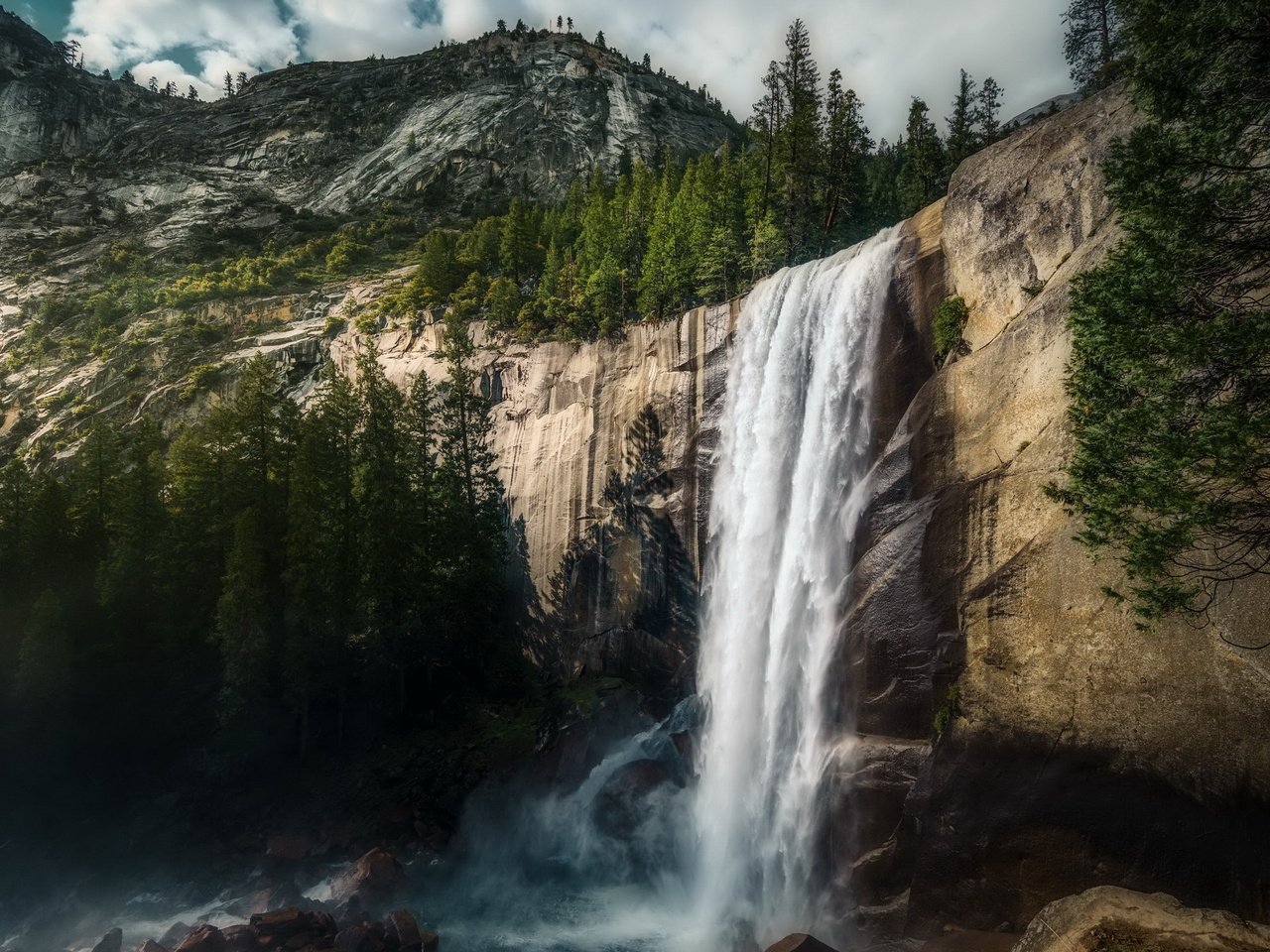 Обои горы, вернал, скалы, природа, лес, водопад, сша, йосемити, vernal falls, йосе́митский национальный парк, yosemite national park, mountains, rocks, nature, forest, waterfall, usa, yosemite разрешение 2560x1600 Загрузить