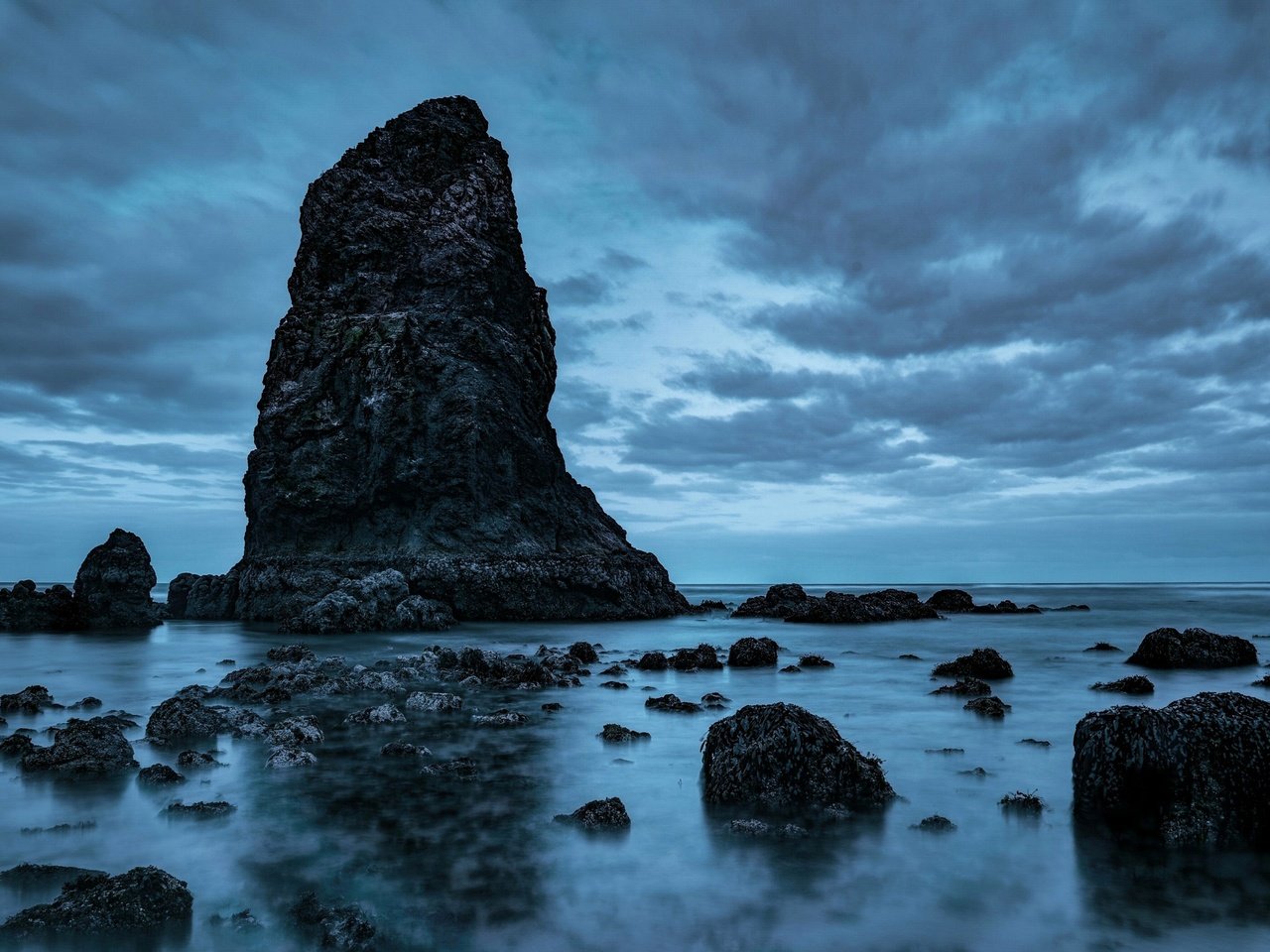 Обои небо, облака, камни, море, скала, сша, орегон, кэннон бич, the sky, clouds, stones, sea, rock, usa, oregon, cannon beach разрешение 2048x1329 Загрузить