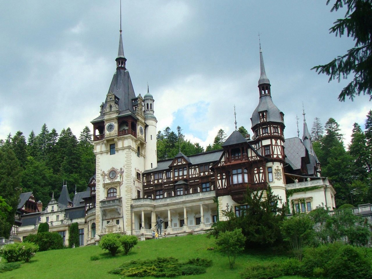 Обои деревья, замок, здание, румыния, замок пелеш, trees, castle, the building, romania разрешение 2708x1523 Загрузить