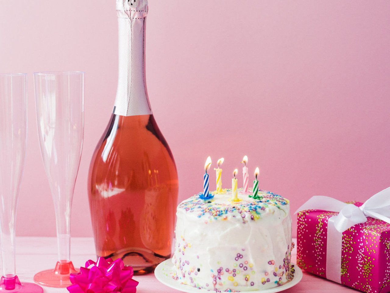Обои праздник, шампанское, торт, день рождение, holiday, champagne, cake, birthday разрешение 2112x1188 Загрузить