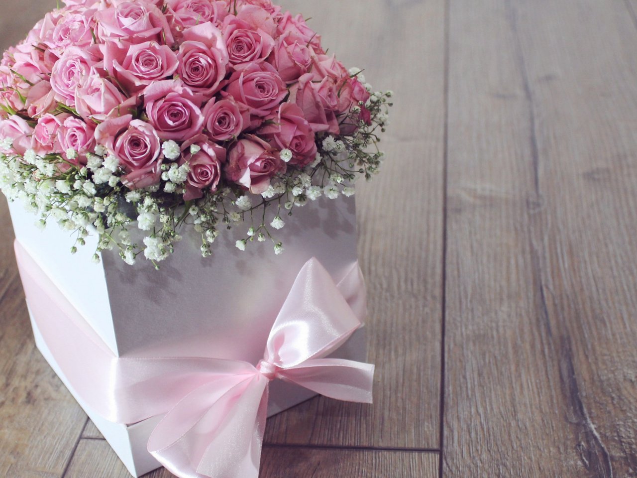 Обои цветы, розы, букет, розовые, лента, подарок, коробка, цветком, flowers, roses, bouquet, pink, tape, gift, box, flower разрешение 2112x1188 Загрузить