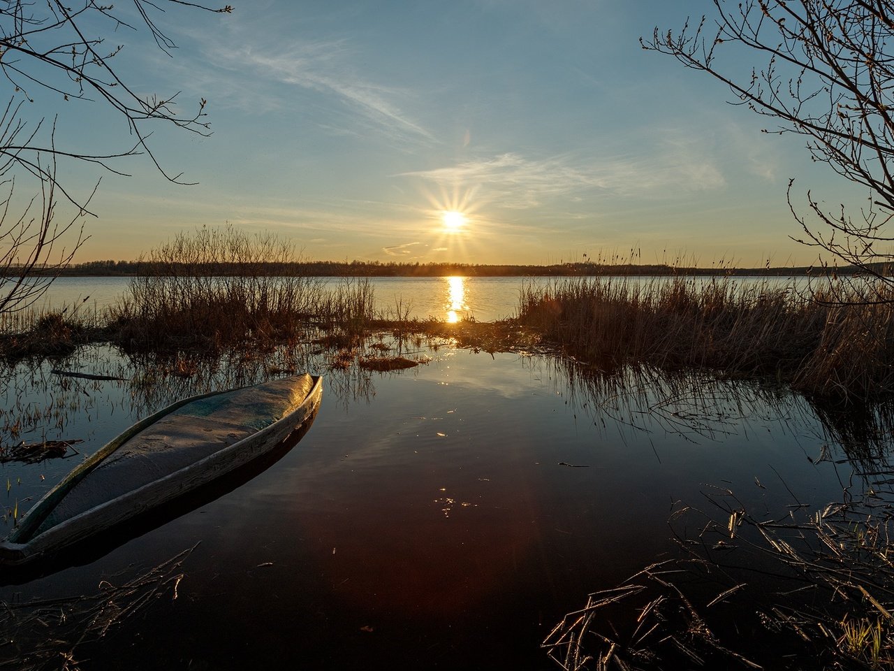 Обои трава, лодка, озеро, солнце, природа, закат, лучи, пейзаж, осень, grass, boat, lake, the sun, nature, sunset, rays, landscape, autumn разрешение 1920x1080 Загрузить