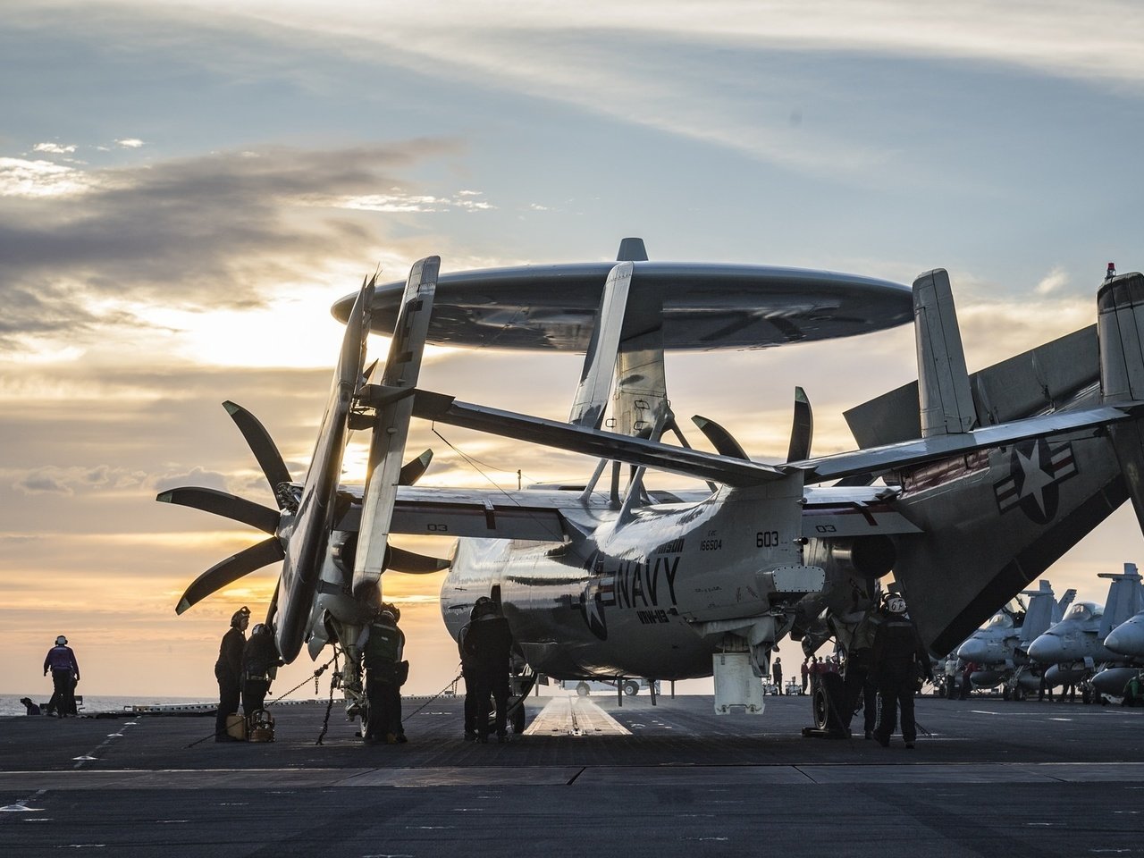 Обои e-2c hawkeye, палубный, дальнего, радиолокационного обнаружения, deck разрешение 2048x1152 Загрузить