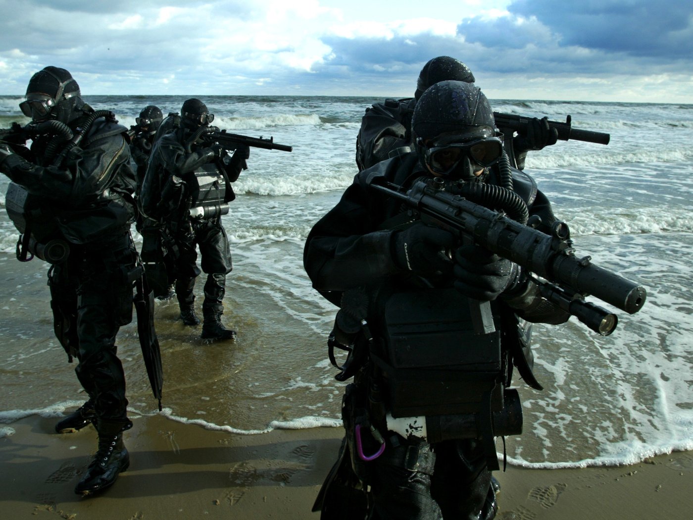 Обои берег, морской спецназ, боевые, пловцы, море, автоматы, shore, marine special forces, combat, swimmers, sea, machines разрешение 2200x1284 Загрузить