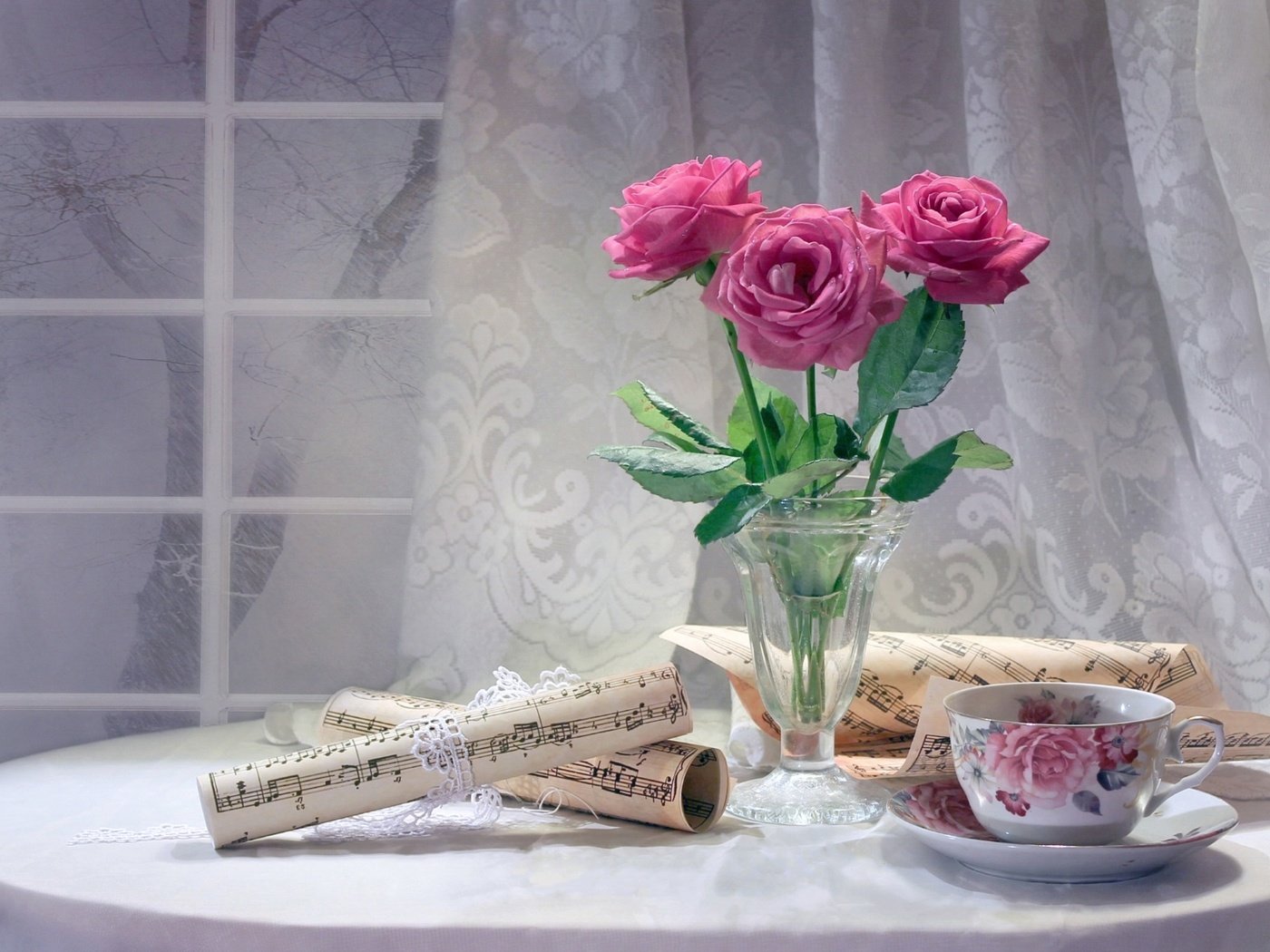 Обои цветы, розы, ноты, окно, чашка, чай, натюрморт, flowers, roses, notes, window, cup, tea, still life разрешение 1920x1219 Загрузить