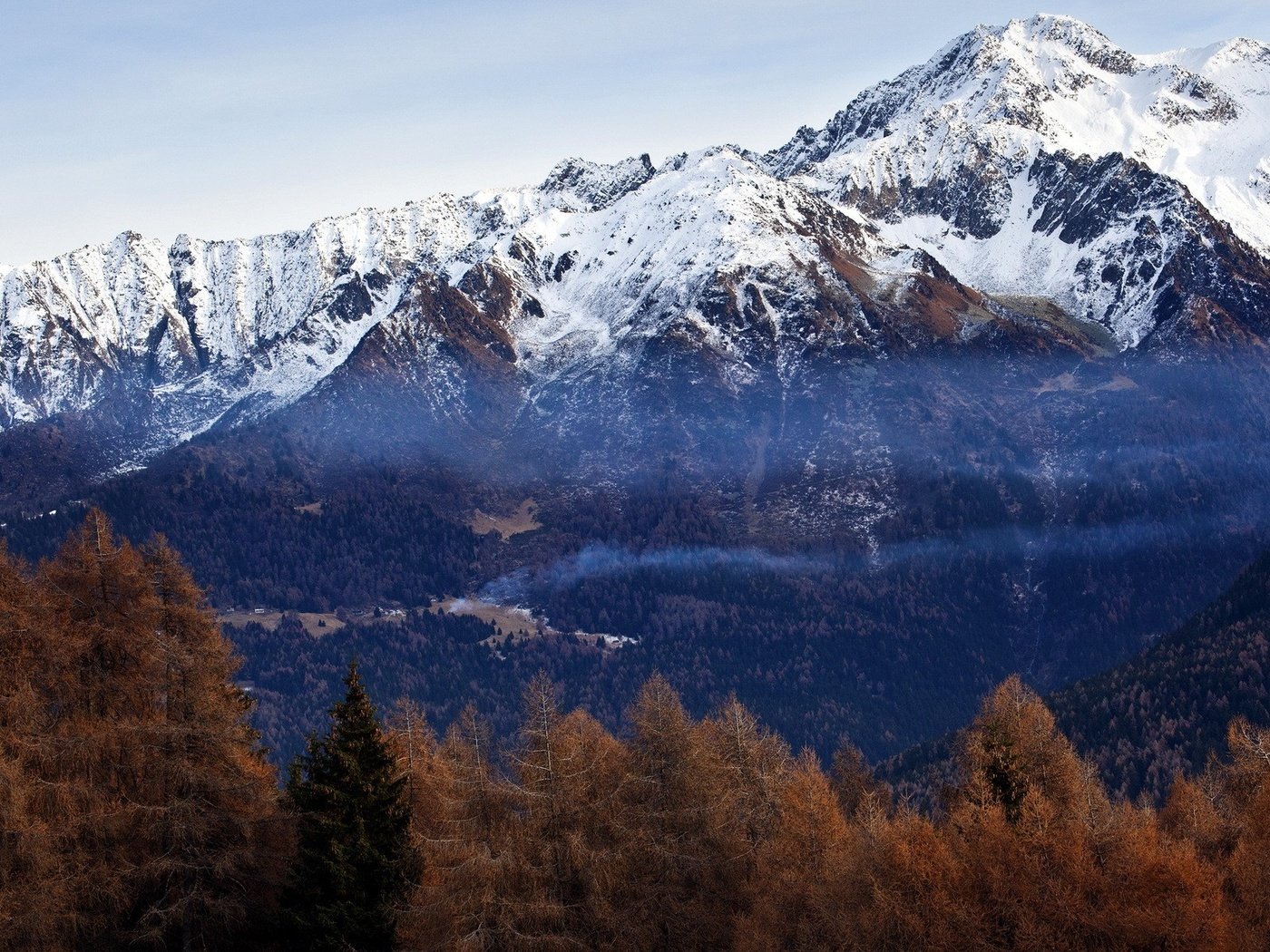 Обои горы, снег, лес, снежные вершины, mountains, snow, forest, snowy peaks разрешение 1920x1200 Загрузить