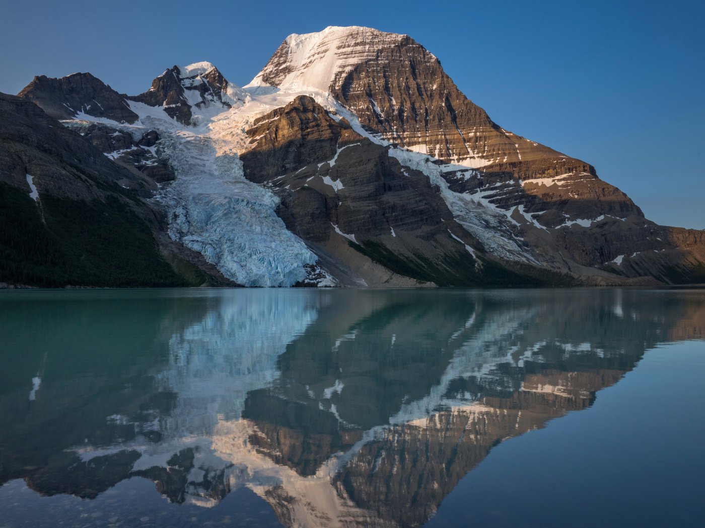 Обои вода, озеро, горы, скалы, снег, отражение, канада, mount robson provincial park, berg lake, water, lake, mountains, rocks, snow, reflection, canada разрешение 3840x2160 Загрузить