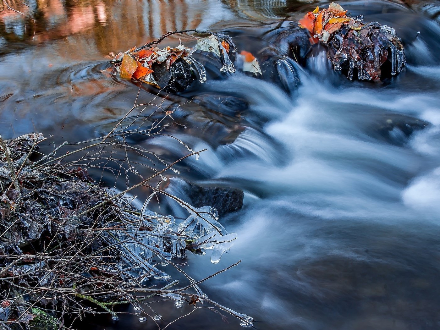 Обои вода, сосульки, река, природа, камни, ветки, осень, лёд, течение, water, icicles, river, nature, stones, branches, autumn, ice, for разрешение 3000x1925 Загрузить