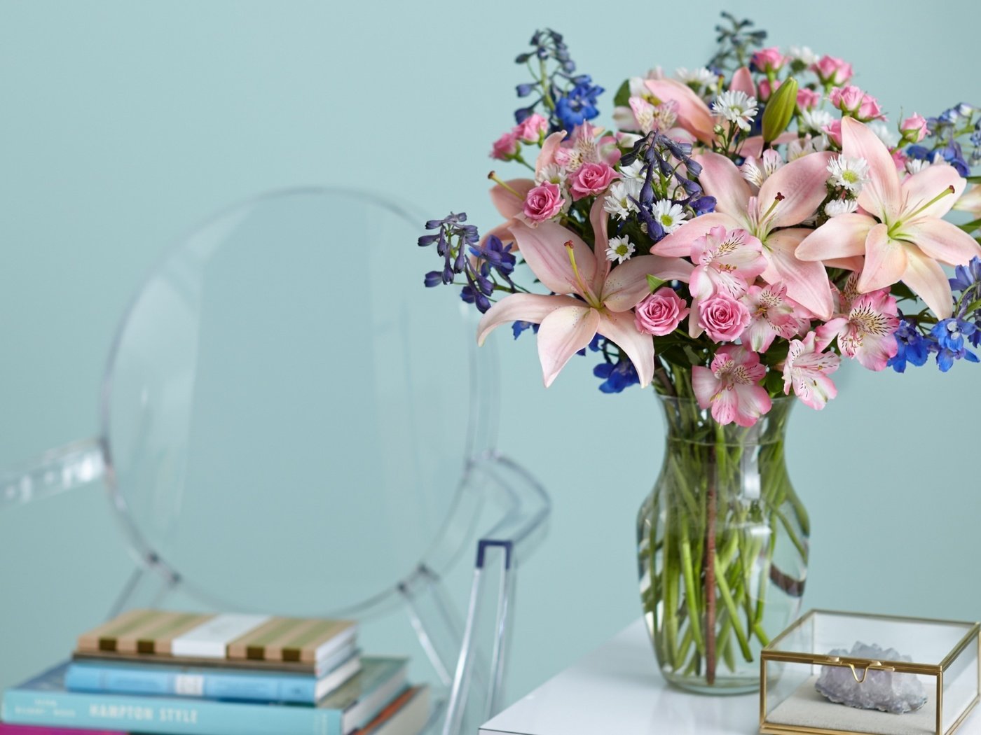 Обои цветы, книги, букет, ваза, flowers, books, bouquet, vase разрешение 2560x1440 Загрузить