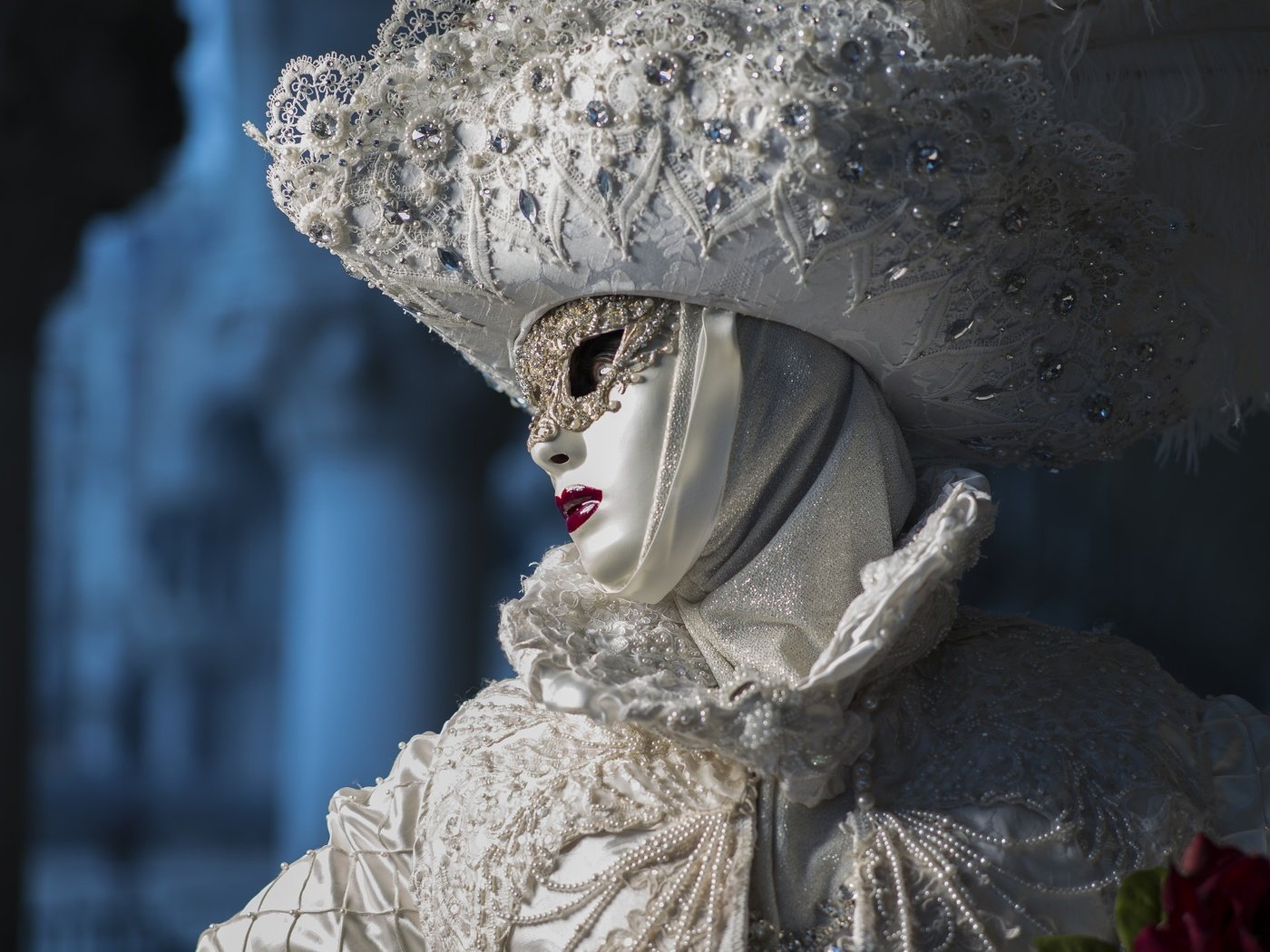 Обои девушка, маска, модель, костюм, шляпа, карнавал, girl, mask, model, costume, hat, carnival разрешение 2048x1368 Загрузить