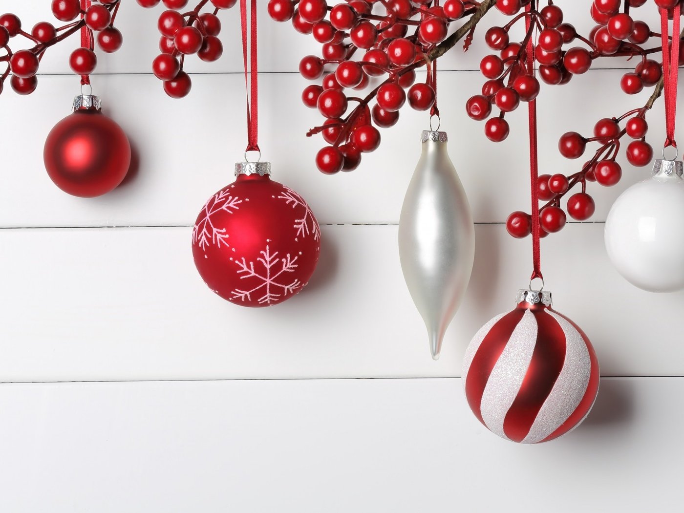 Обои новый год, шары, ягоды, рождество, елочные украшение, new year, balls, berries, christmas, christmas decoration разрешение 2880x1800 Загрузить