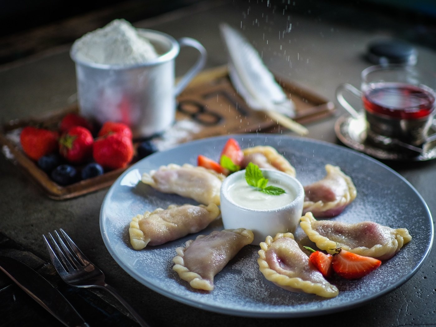 Обои клубника, ягоды, черника, чай, сметана, мука, вареники, strawberry, berries, blueberries, tea, sour cream, flour, dumplings разрешение 2100x1432 Загрузить